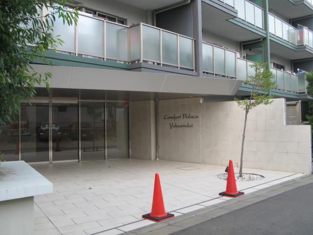Entrance. Mansion of the face, Entrance is clean design.