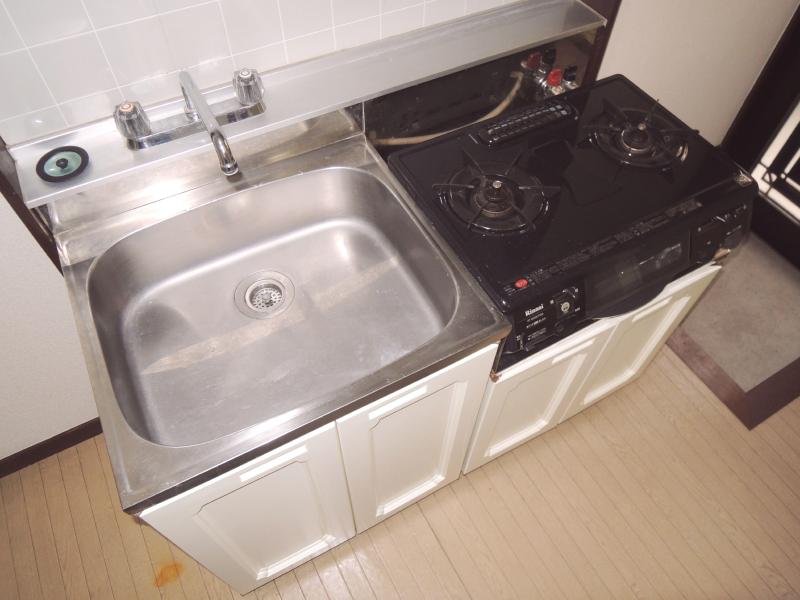 Kitchen. Two-burner gas stove installation Allowed. Ease dishes