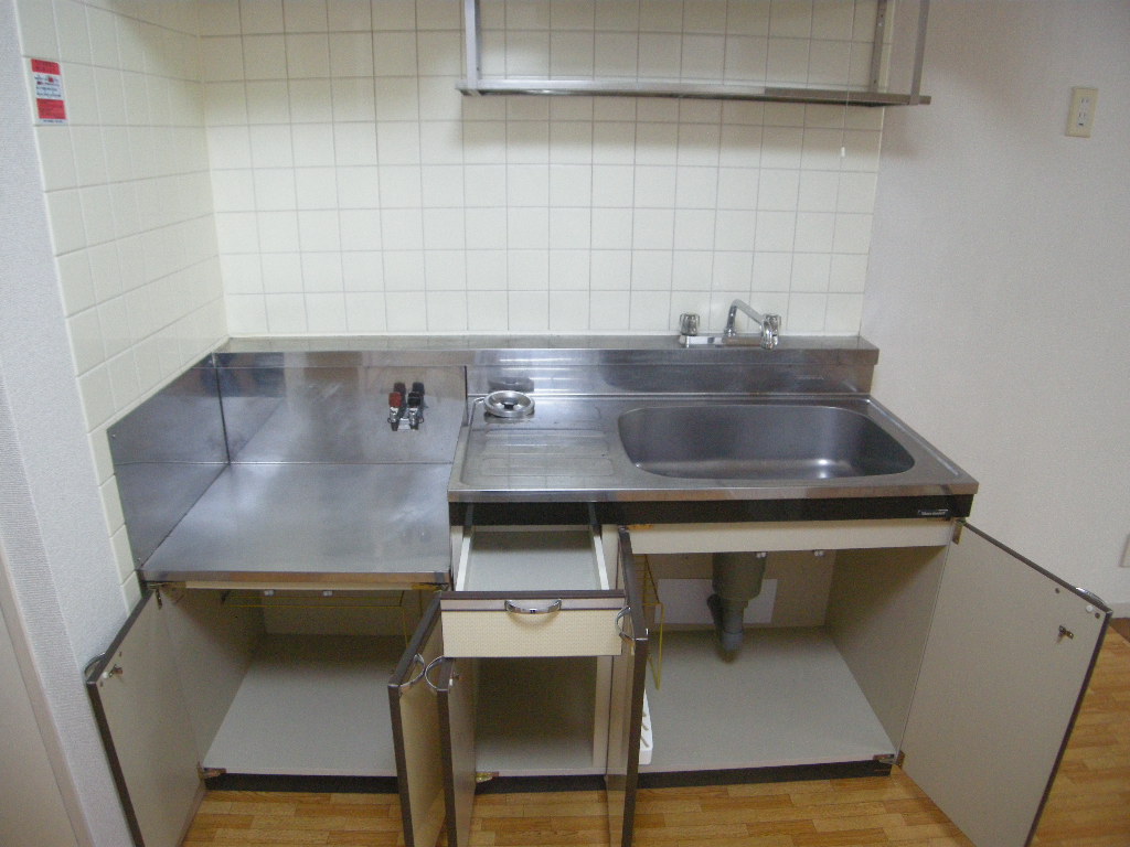 Kitchen. Two-burner stove can be installed.