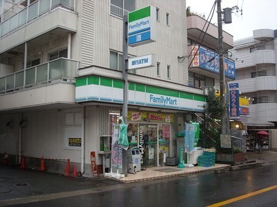 Convenience store. FamilyMart wood Zhongshan Station store up (convenience store) 1m