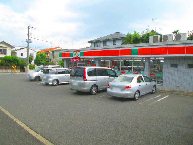Convenience store. Until Thanksgiving Funabashi Narashinodai shop there is a convenience store if you walk about 570m 8 minutes. It is useful to have a convenience store near. 