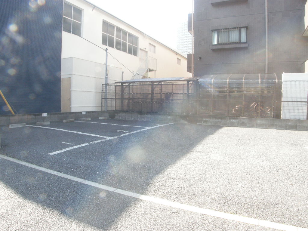 Parking lot. On-site parking is monthly 21,000 yen.