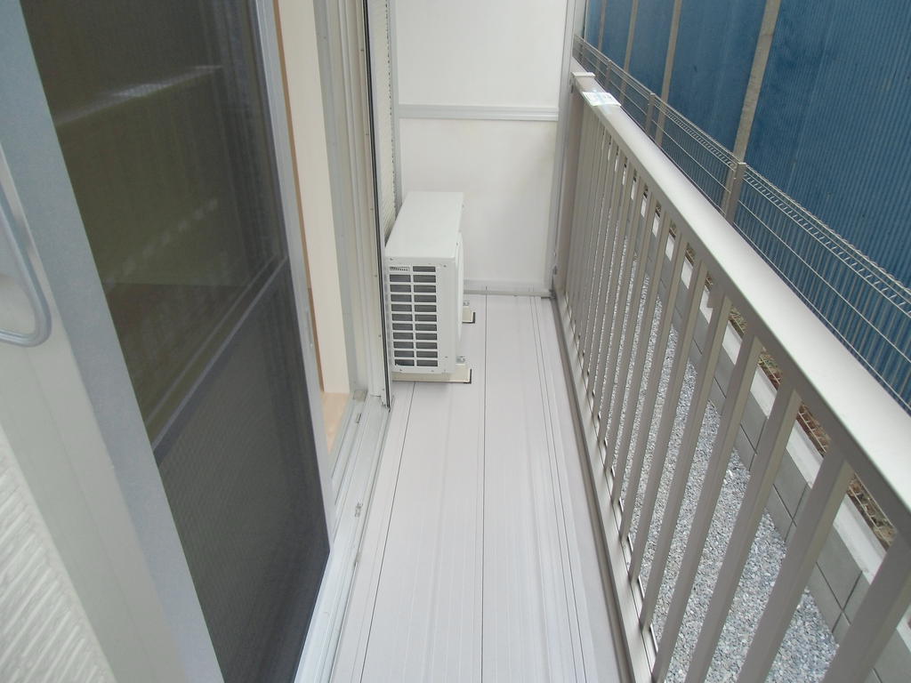 Balcony. It dries well well laundry per yang.