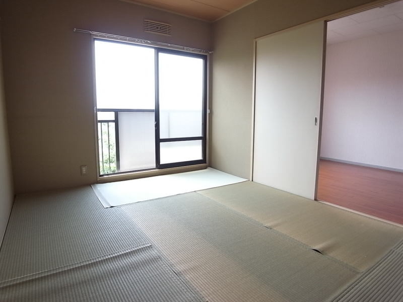 Living and room. Very calm Japanese-style room! Guests can relax purring ☆