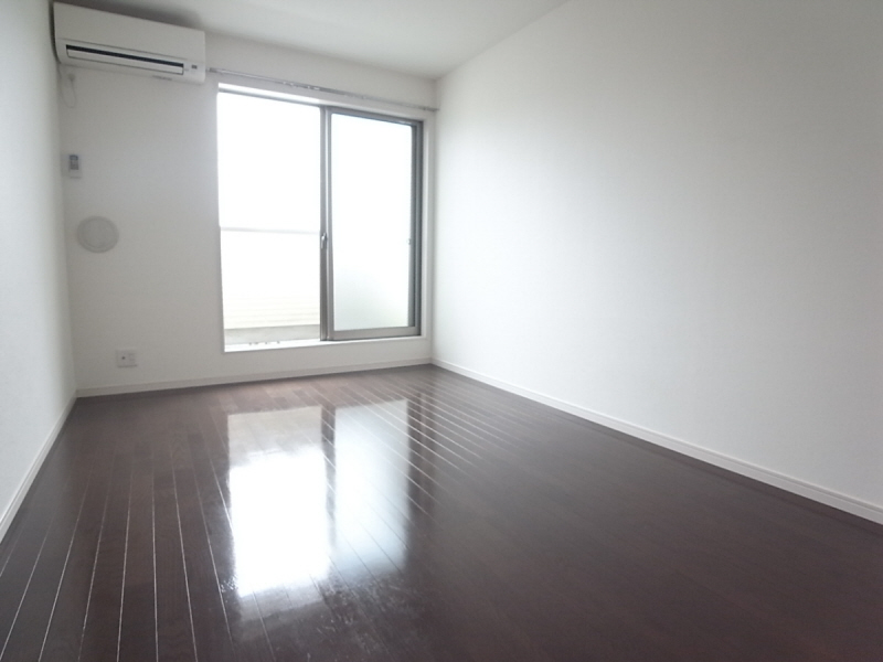 Living and room. It is very pleasant environment in a quiet residential area ☆