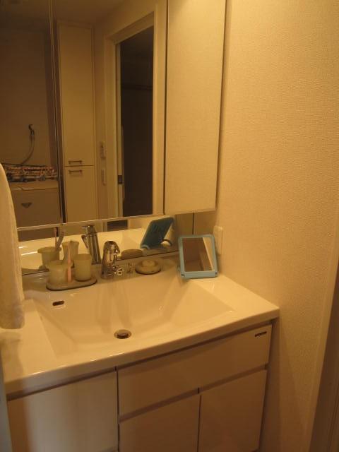 Wash basin, toilet. Indoor (10 May 2013) Shooting