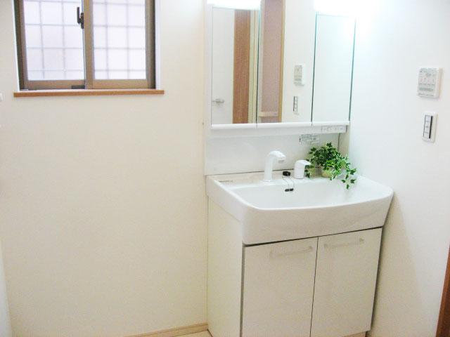 Wash basin, toilet. Wash room with a white and clean feeling.