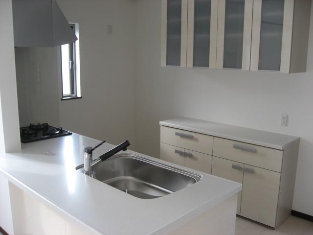 Kitchen. Popular counter kitchen that can cook while the family conversation. Also taking widely counter space.