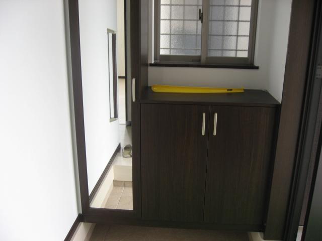 Entrance. With certain and happy full-length mirror in the foyer. You can check in before going out.