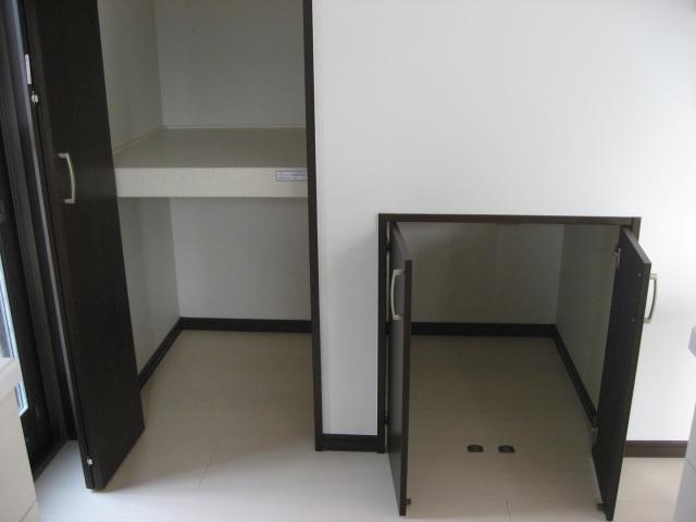 Receipt. Storage space in the kitchen next to. How to use a lot because there are also two places.