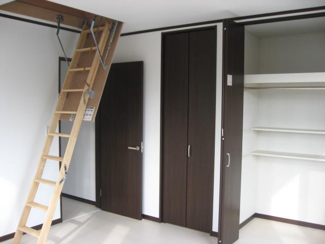 Non-living room. Grenier leads the second floor of the Western-style.