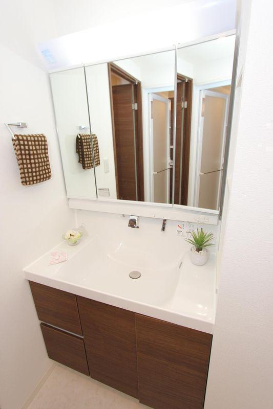 Wash basin, toilet. Independent wash basin mirror and easy-to-use large