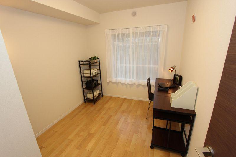 Non-living room. Or Western-style 6.4 Pledge is like to study.