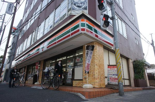 Convenience store. 250m to Seven-Eleven (convenience store)