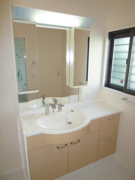 Wash basin, toilet