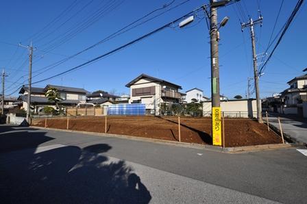 Local photos, including front road. Local photos (12 May 2012) shooting south 6m ・ Sunny compartment attached to the west side 6m road. 