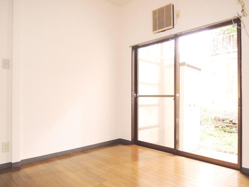 Living and room. Sobu good location of "Tsudanuma Station" a 10-minute walk!