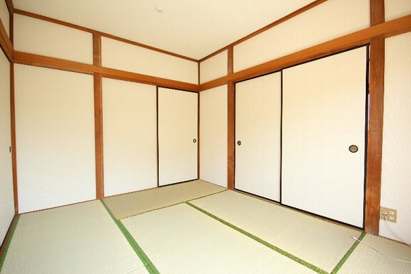 Other room space. 6 is a Pledge of Japanese-style room. There is a bay window