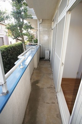 Balcony. Passers-by line of sight because of the grass in front of the balcony is also not worried.