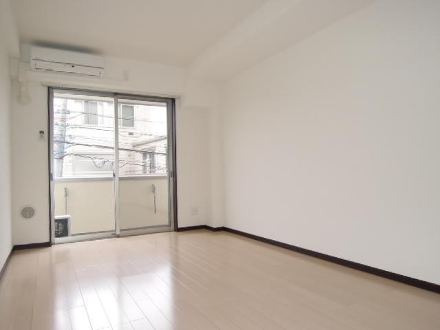 Living and room. Sobu Line "tsudanuma station" a 2-minute walk of the station near property!