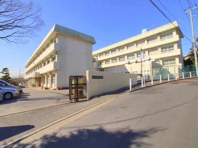 Junior high school. 480m to Funabashi Municipal Takane junior high school