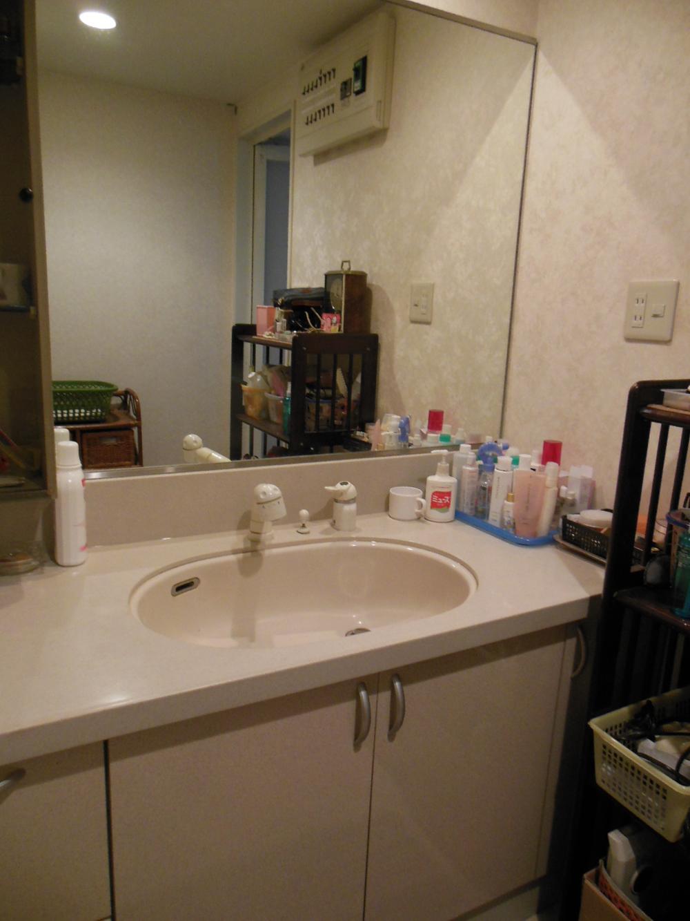 Wash basin, toilet. Room (May 2013) Shooting