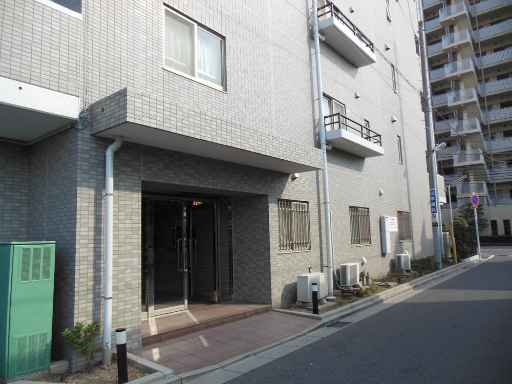 Entrance. Common areas