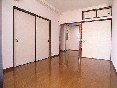 Living and room. It is a flooring of shiny ☆