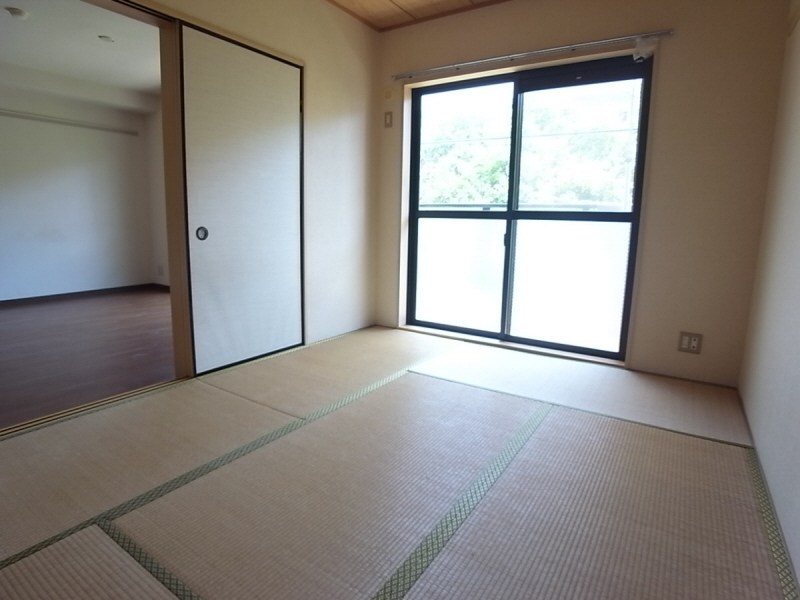 Living and room. Very calm Japanese-style room! Guests can relax purring ☆