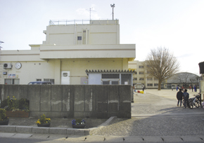 Primary school. Tsukada distance of school vigorously every day and 900m walk 12 minutes to the elementary school.