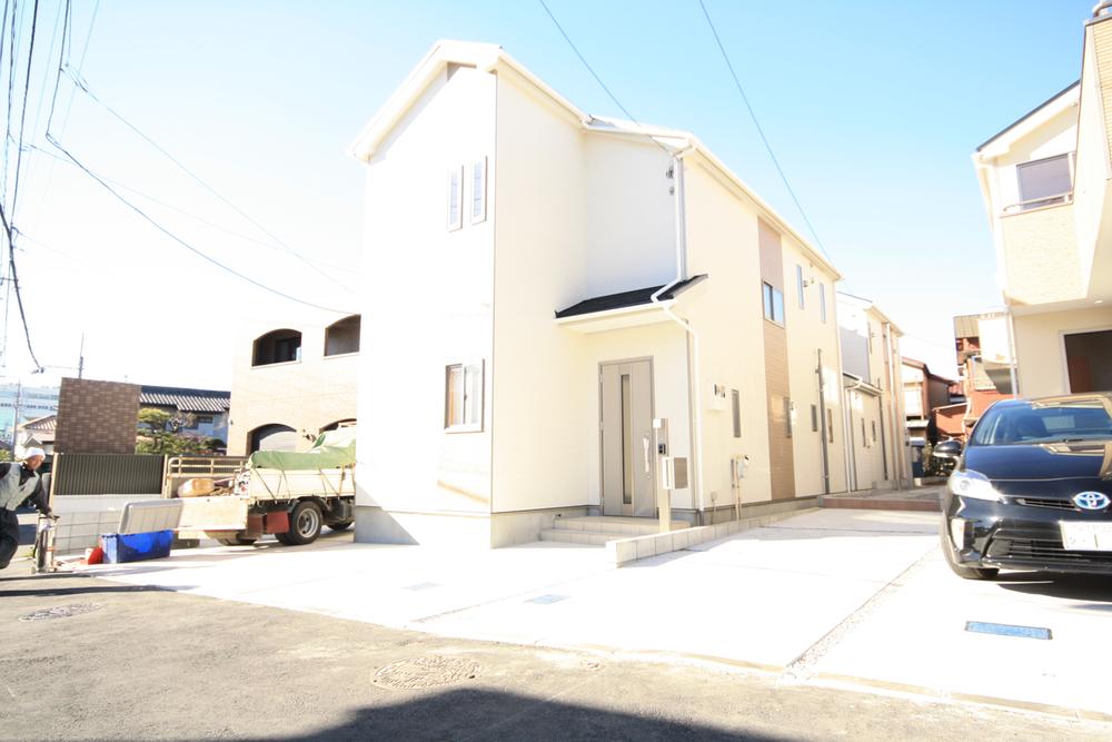 Local photos, including front road. Local (12 May 2013) Shooting