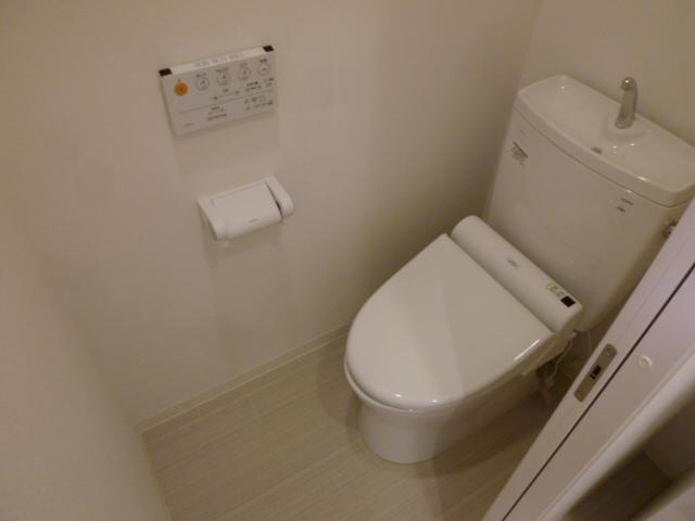 Toilet. Remote control Tsu cool!