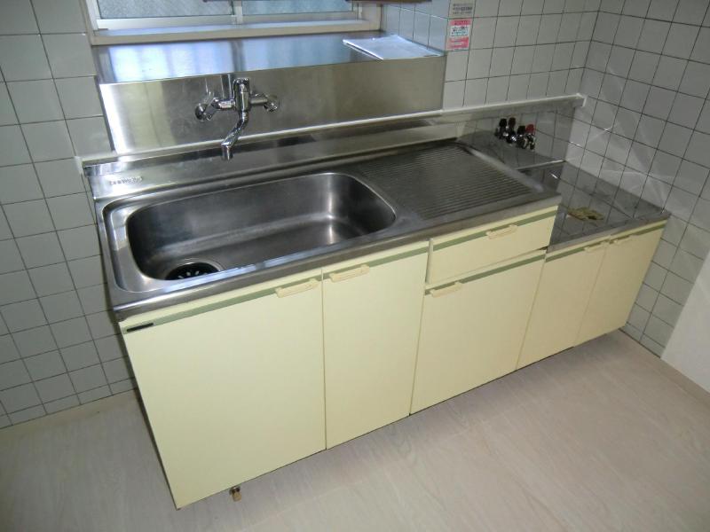 Kitchen. Two-burner gas stove can be installed sink