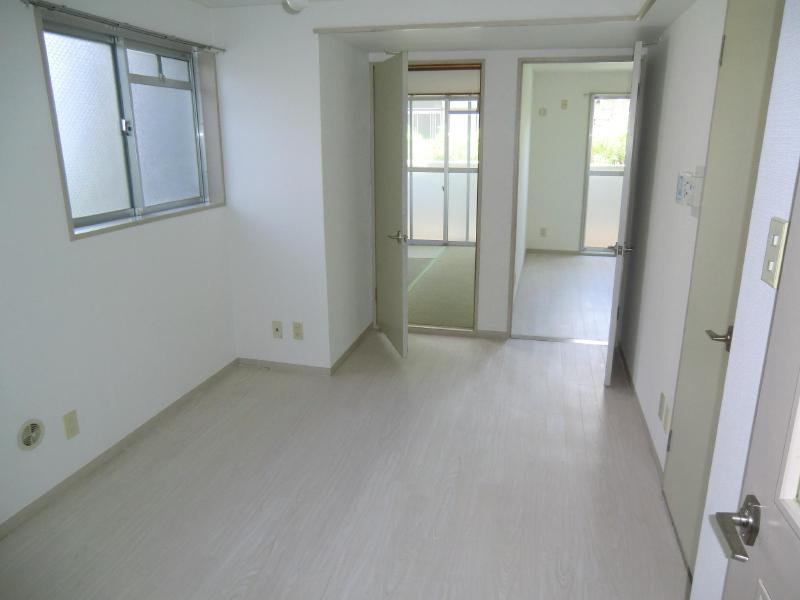 Living and room. Floor also is finished in beautiful pre-exchange Zhang