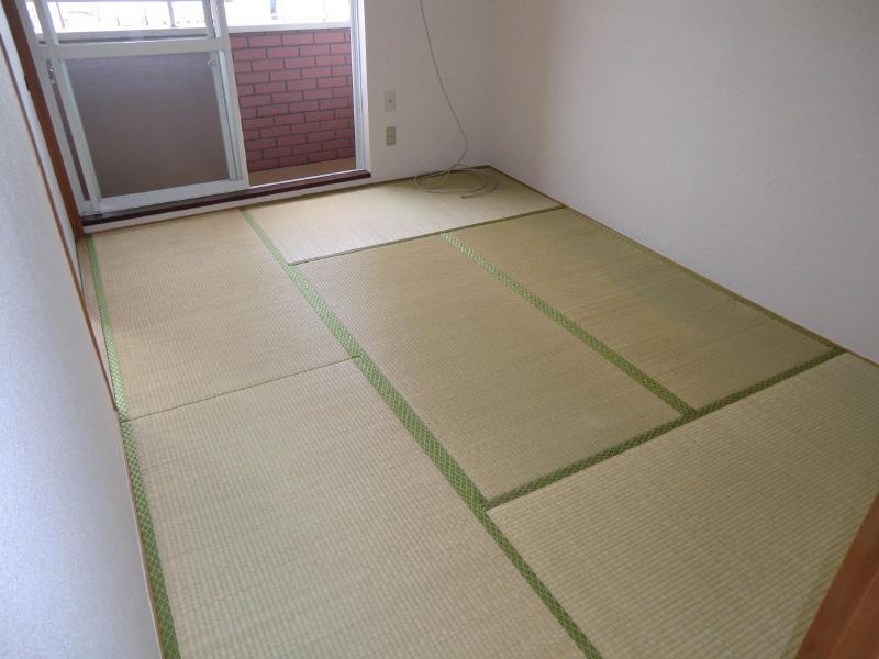 Living and room. You can use it replace if Kimare tatami