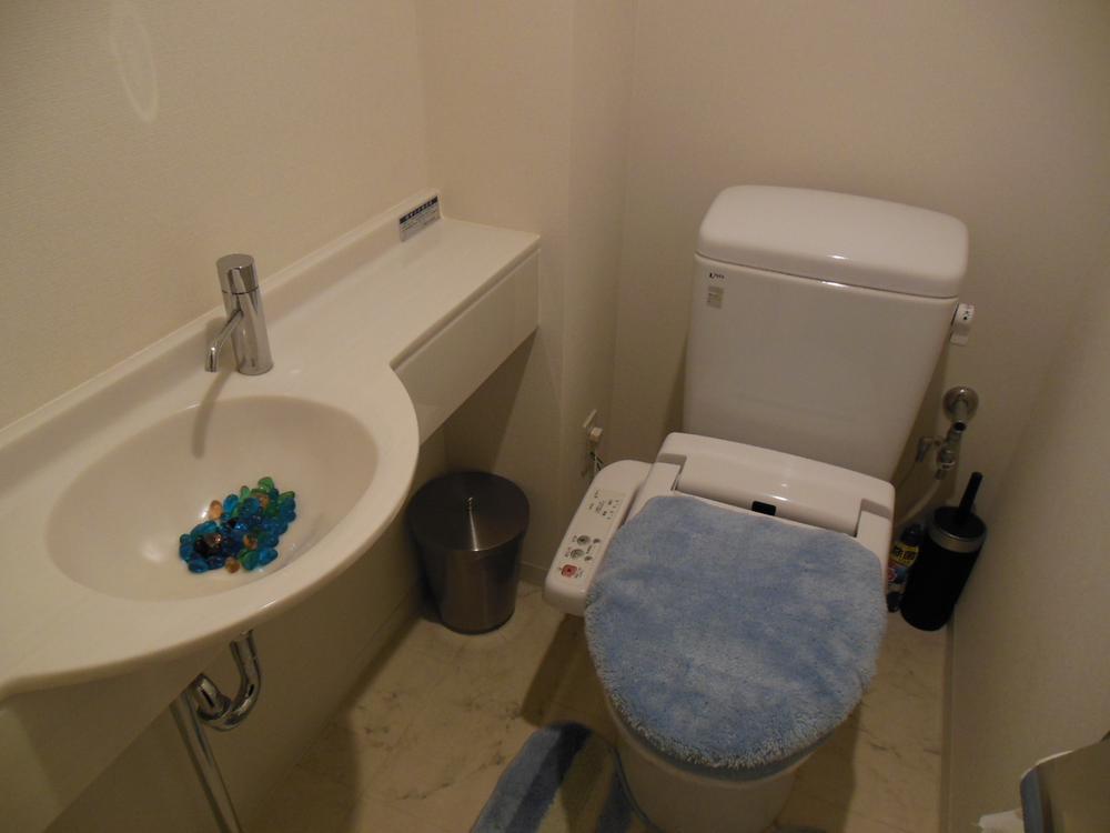 Toilet. Indoor (12 May 2013) Shooting