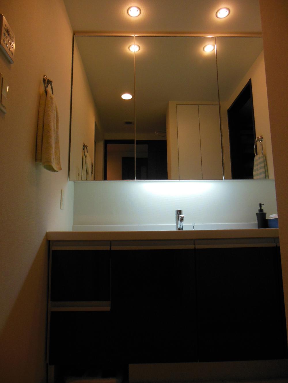 Wash basin, toilet. Indoor (12 May 2013) Shooting