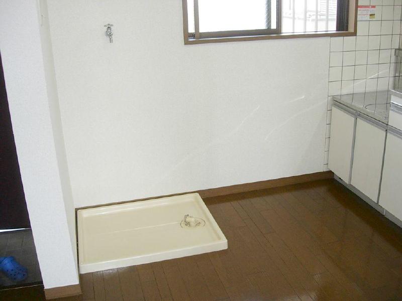 Other Equipment. Indoor Laundry Storage ・ Kitchen space spacious