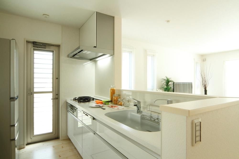Full of sense of openness system Kitchen. Building area of ease of use are also to cherish / 99.18m2 Building price / 17,550,000 yen. Full of sense of openness system Kitchen. Cherishes also ease of use