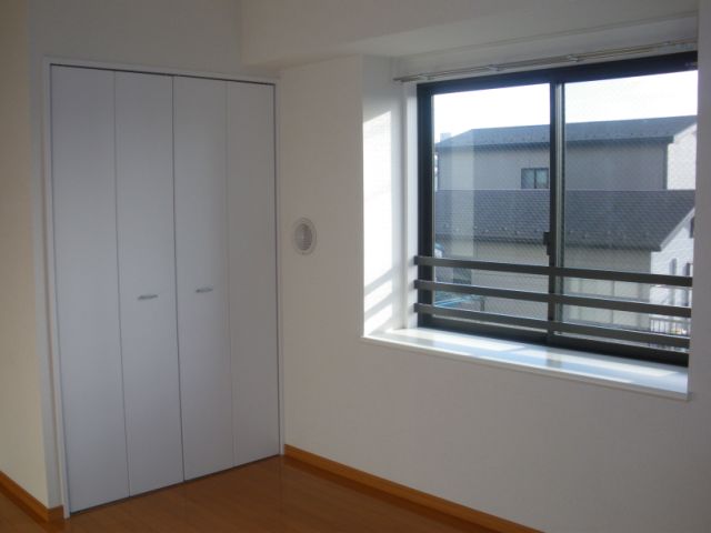 Living and room. Bright room with a bay window. 