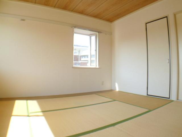 Living and room. Japanese-style room to settle. Tatami exchanges Once you have determined the tenants