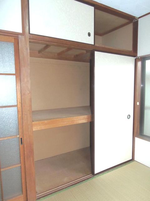 Receipt. It is a closet of the Japanese-style room. Plenty of storage with the upper closet.