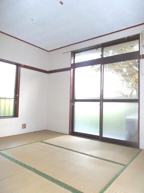 Living and room. South-facing is of Japanese-style room about 6 quires. It comes with air conditioning.