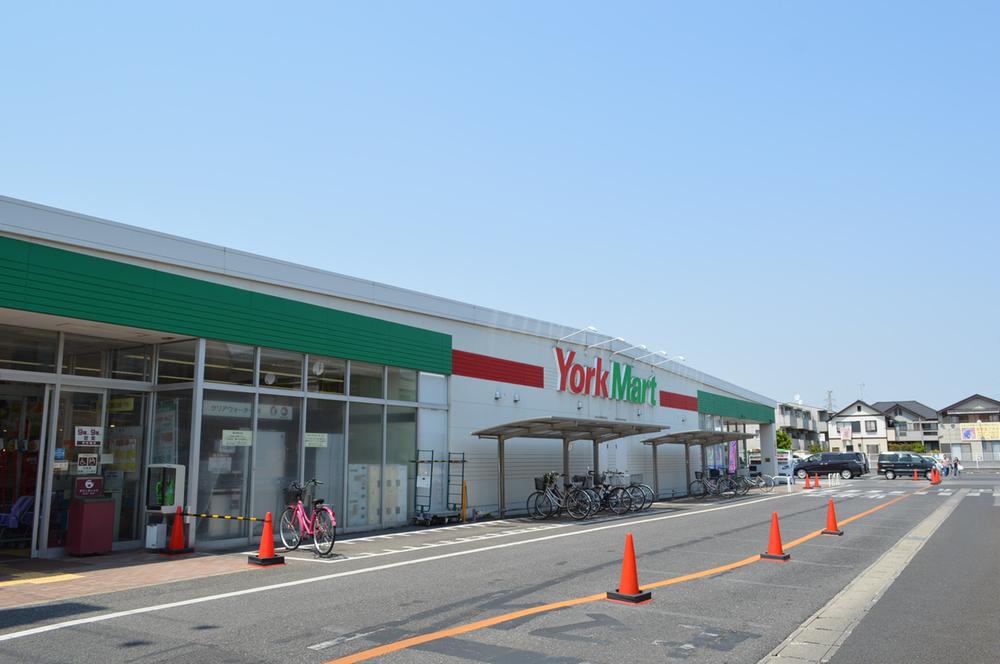 Supermarket. To York Mart 170m