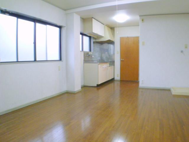 Living and room. The window is very large living room ・ dining