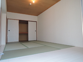 Living and room.  [Japanese-style room] You can tatami rumbling