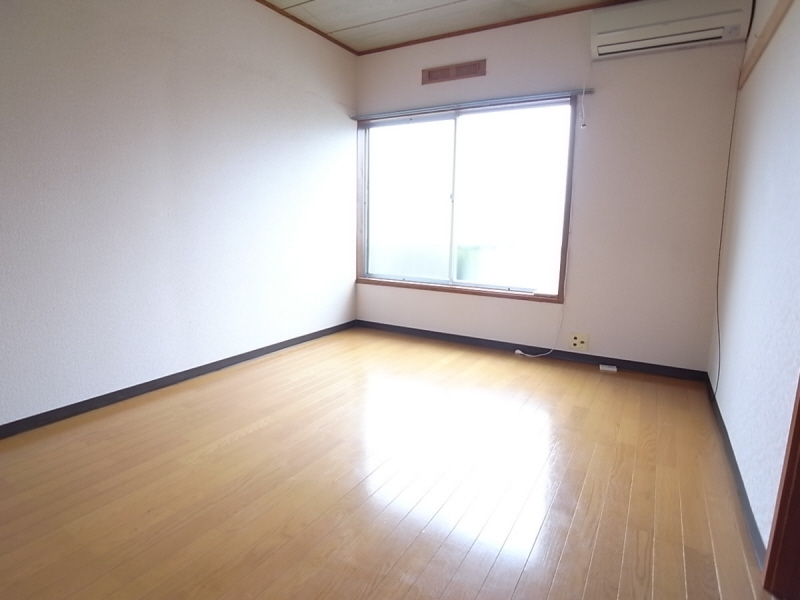 Living and room. Bright living room facing south! It is life-friendly environment