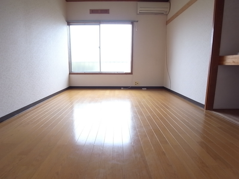 Living and room. It is very pleasant environment in a quiet residential area ☆