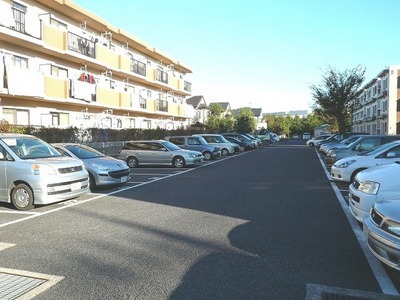 Building appearance. Tokuyu fare of rental properties which arranged so as to surround the parking lot.