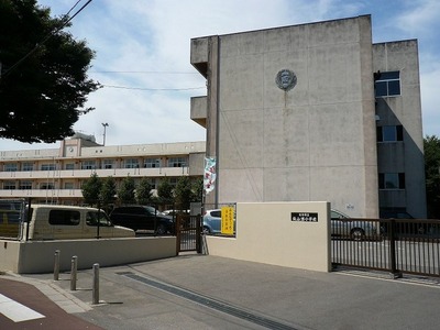 Primary school. Sandwiched between 200m to elementary school (elementary school)